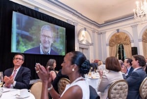 Tim Cook critica Google