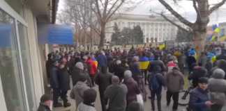 VIDEO Protestatari din Herson Dispersati cu Gaze Lacrimogene de Armata Rusa