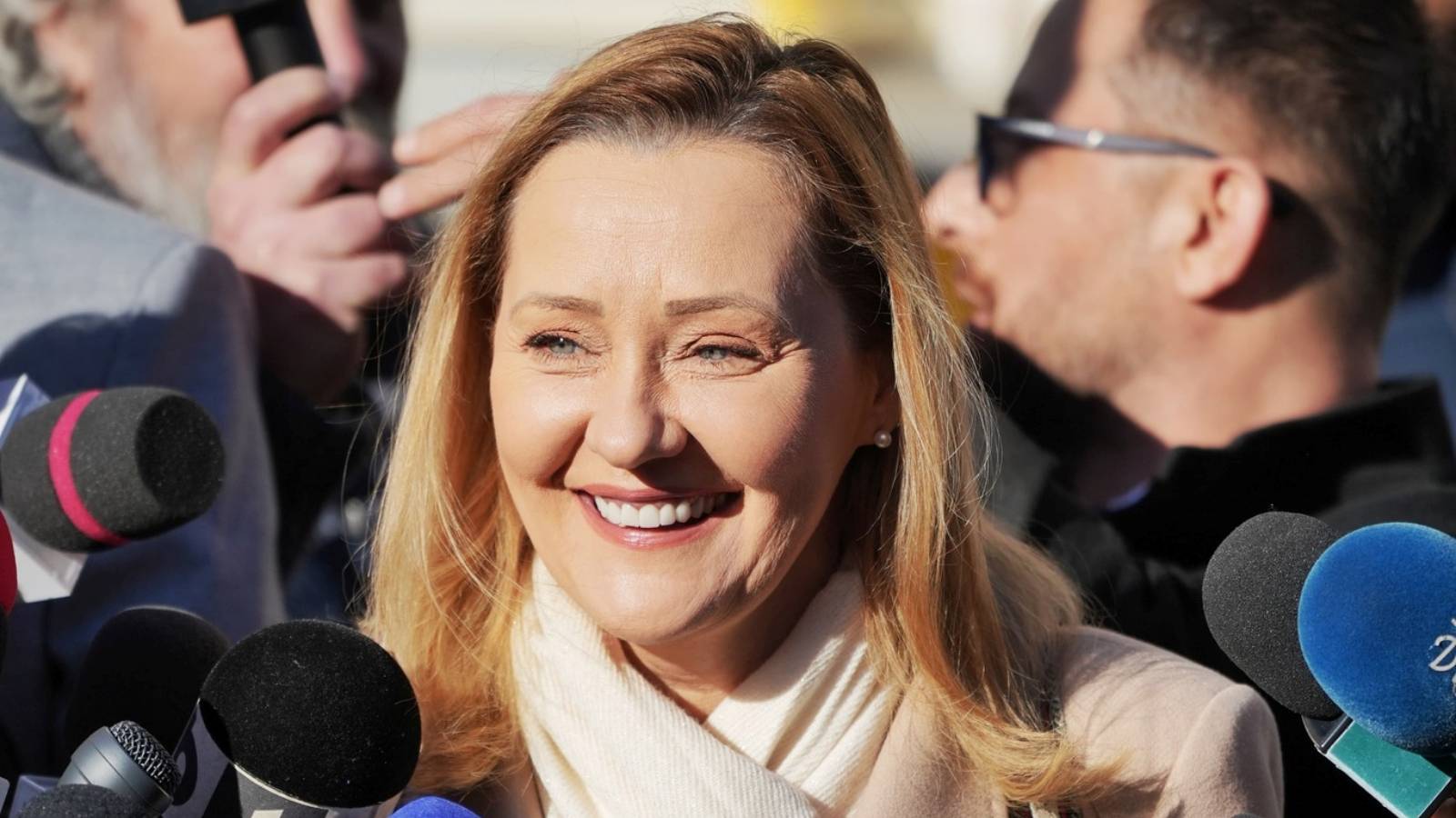 Anuntul Elenei Lasconi la Depunerea Candidaturii la Alegerile Prezidentiale 2025